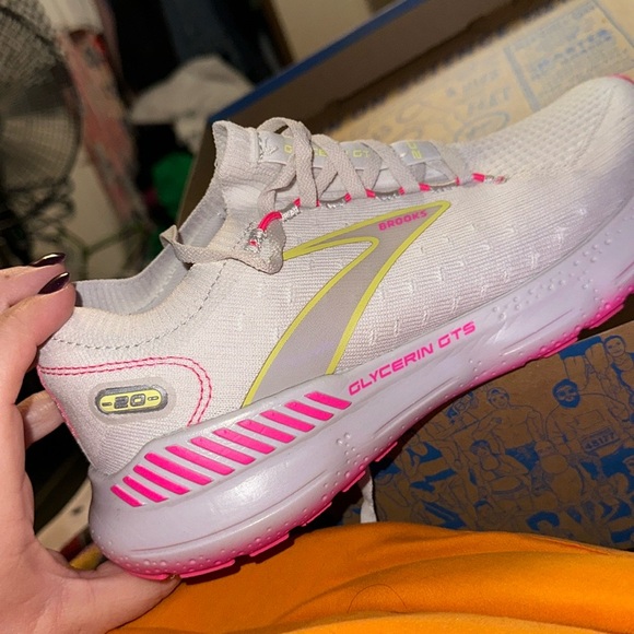 Selling these Brookes only wore them twice … - Picture 5 of 7